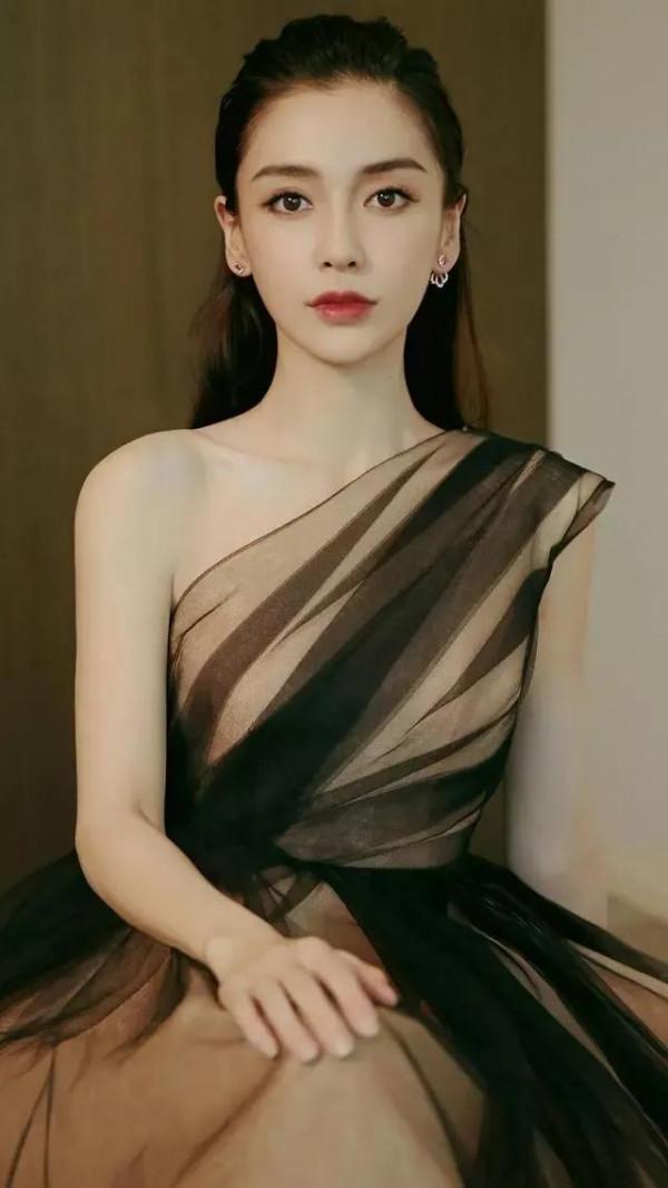 黃曉明老婆人面桃花，人見人愛，花見花開