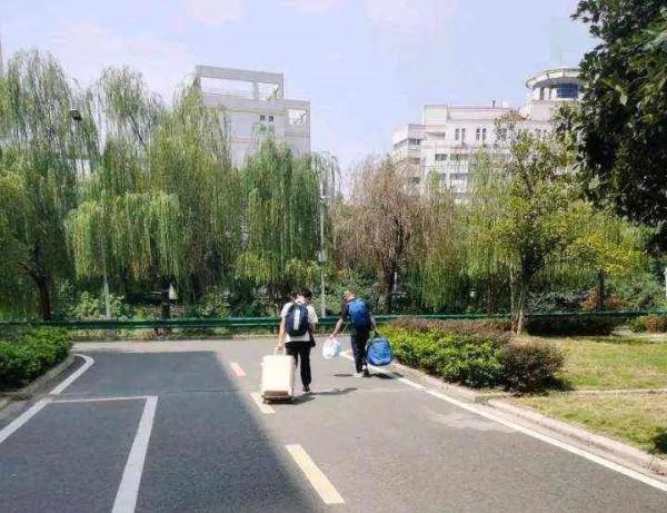 大學生報到當天獲贈“一日遊”及“銀手銬”