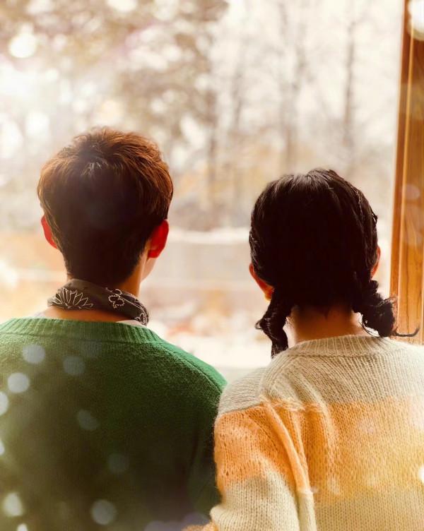 謝娜何炅高調回歸！倆人終於再合體，謝娜穿毛衣扎小辮背影太少女