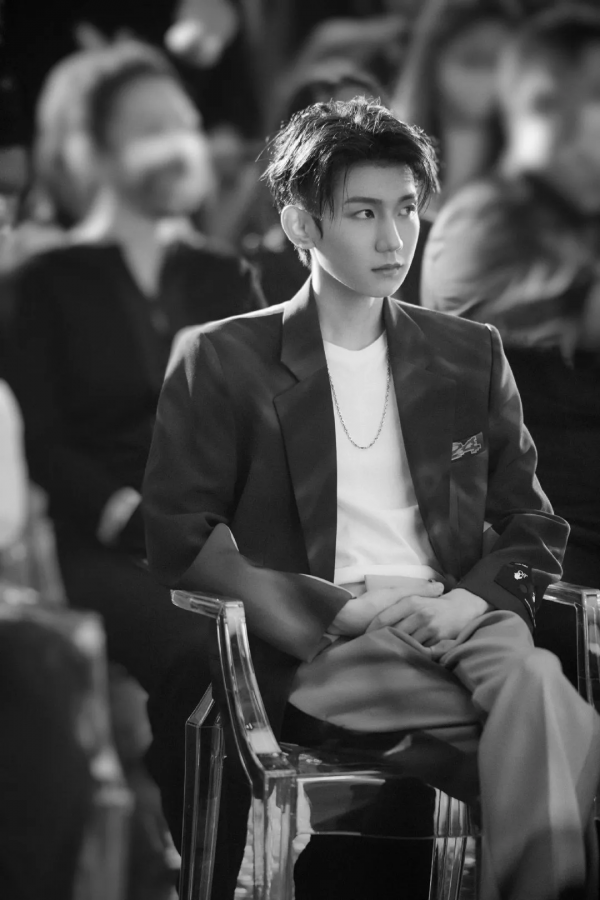 王源著綠色湮染西服亮相品牌釋出會活動，又帥又拉風