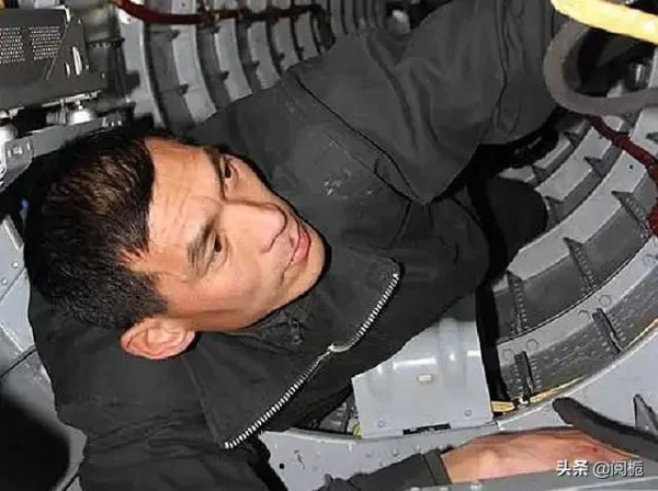 敢叫板外國專家，部隊為留住他改士官編制，公司40萬年薪挖人遭拒