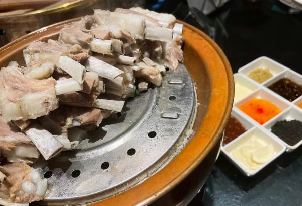 北京的蒙古餐廳，帶您感受一下大口吃肉，大口喝酒的快感