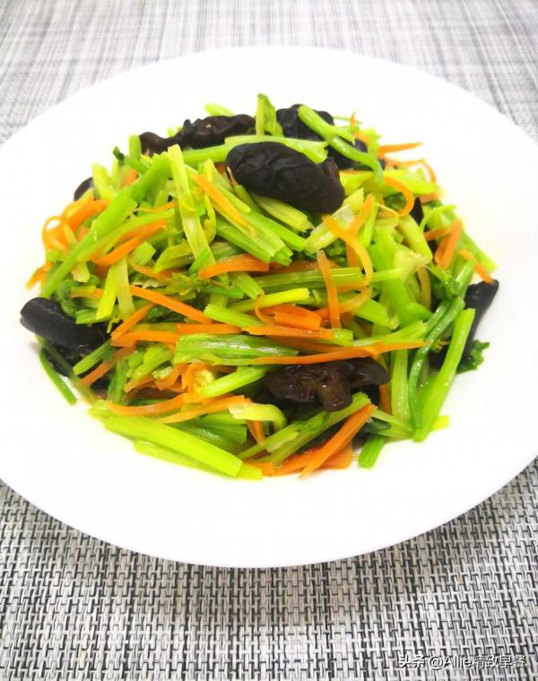 過了臘八就是年，一碗臘八粥搭配拌雞腿、蔬果，溫暖又營養，贊