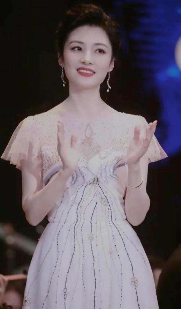 端莊大方氣質的周濤，優雅的言談舉止形象贏得觀眾喜歡