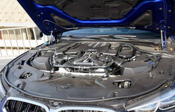 全新寶馬M8上市，機械素質依舊硬核，想聞汽油味的老闆可以衝了