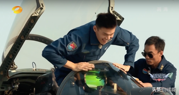 F22、殲16等先進戰機衍射屏顯都是綠色，為啥殲20的是紅色？