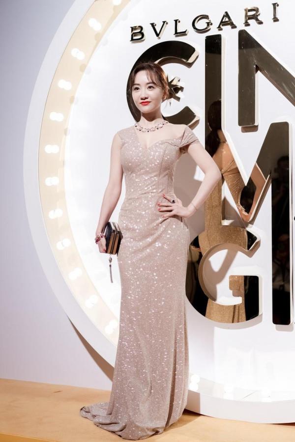 楊蓉這顏值真驚豔,一襲杏色亮片連衣裙溫柔優雅,滿滿的高階感 楊蓉這顏值真驚豔,一襲杏色亮片連衣裙溫柔優雅,滿滿的高階感