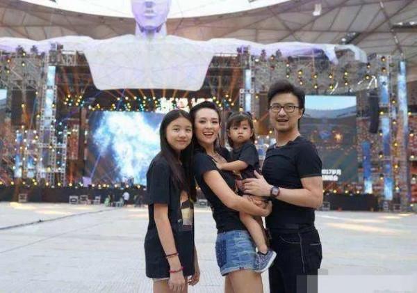 懶理親媽葛薈婕糾纏，章子怡與小蘋果相處融洽，一家人幸福溫馨