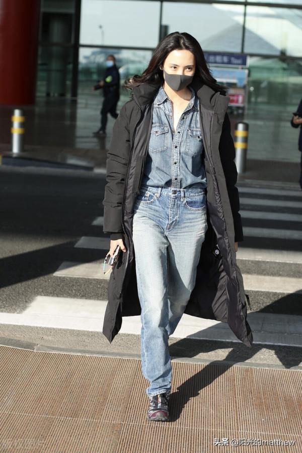 街拍:王紫璇長款羽絨服+牛仔襯衫+牛仔褲+運動鞋隨性休閒 街拍:王紫璇長款羽絨服+牛仔襯衫+牛仔褲+運動鞋隨性休閒