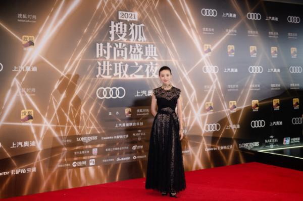 董潔“苦相臉”終於逆襲！拿下大獎氣場大變，穿黑裙盡顯優雅知性