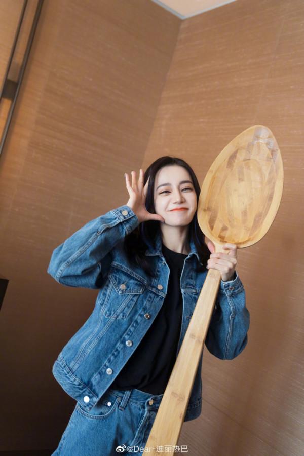 熱巴穿牛仔裝挑染藍髮亮眼 手拿乾飯勺搞怪 熱巴穿牛仔裝挑染藍髮亮眼 手拿乾飯勺搞怪