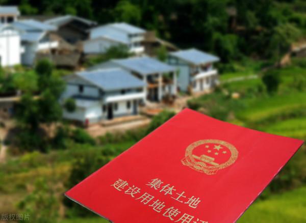 城裡人買農村房，遇拆遷補300萬，村民反悔。結果：八成歸城裡人