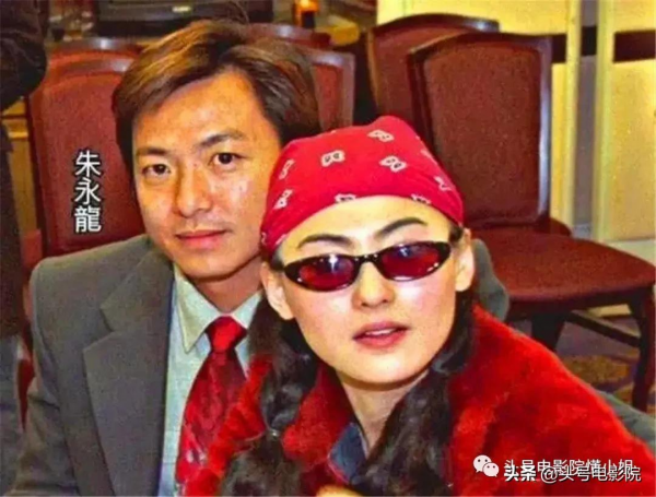 53歲“古惑仔”發福現身，陳小春倒茶叫他大哥，張柏芝第一個男人