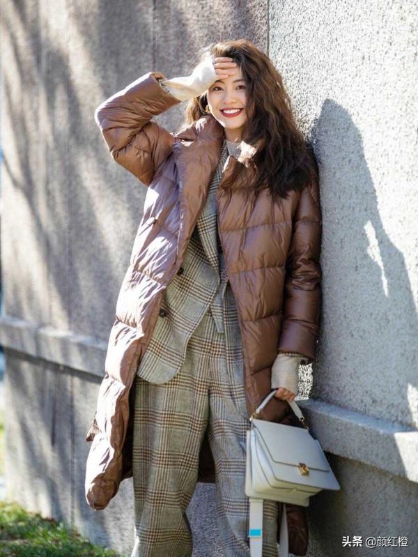 今年火了一種穿法叫“西服套裝+羽絨服”，幹練利落又實用，太美
