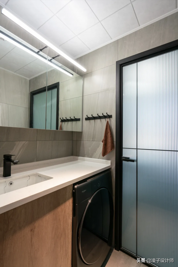 95㎡陽光暖居，入戶以亞克力透明管做隔斷，效果喜人