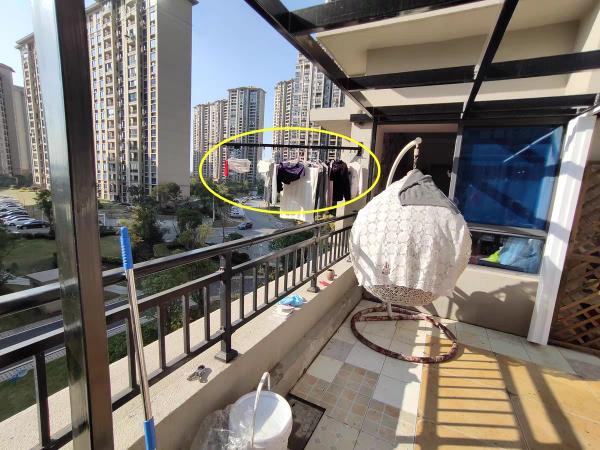 鄰居太貪心，只有一個陽臺，他裝摺疊晾衣架，一邊晾曬一邊改書房