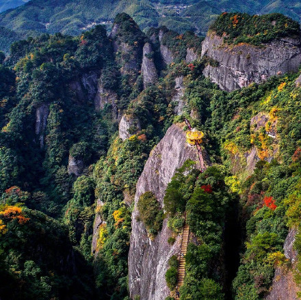 乘高空纜車,在天脊上行走,登玻璃觀景平臺享360°視覺盛宴 乘高空纜車,在天脊上行走,登玻璃觀景平臺享360°視覺盛宴