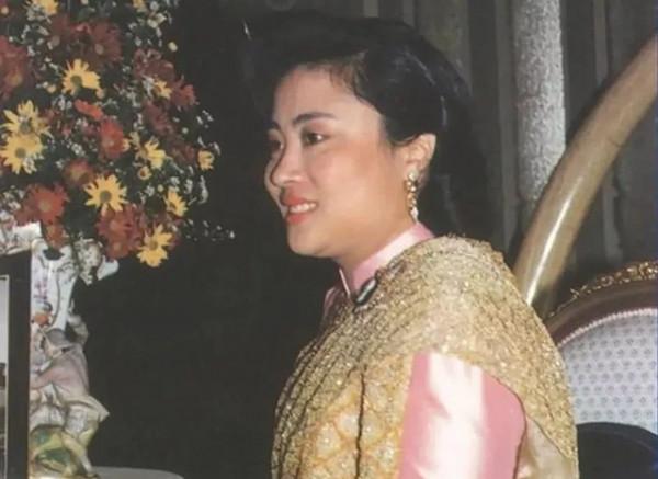 1988年戴安娜訪問泰國,泰王嫌棄肥胖妻子不讓入鏡,頌妃記恨至今 1988年戴安娜訪問泰國,泰王嫌棄肥胖妻子不讓入鏡,頌妃記恨至今