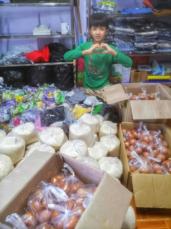 緬甸仰光、曼德勒、臘戌等多地街頭的這一幕幕，溫暖得讓人想哭