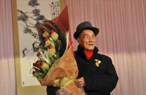 一泡尿，送走一名日本高階指揮官，中國老兵42年後才知自己立大功