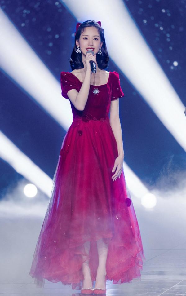 晚會造型，陳都靈復古港風失手暴露頭肩比，楊冪百花露背裙很驚豔