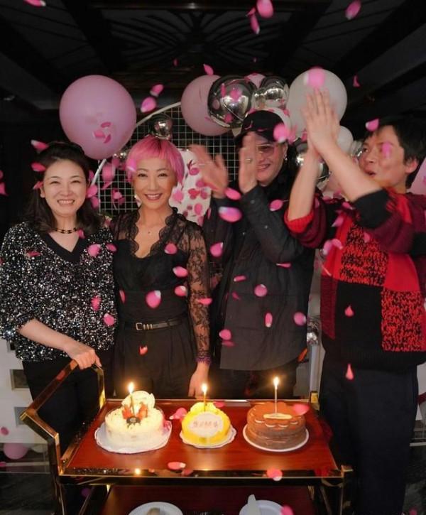 劉嘉玲一家為弟媳慶生，她戴大珠寶好隆重，母親穿6萬外套更搶鏡