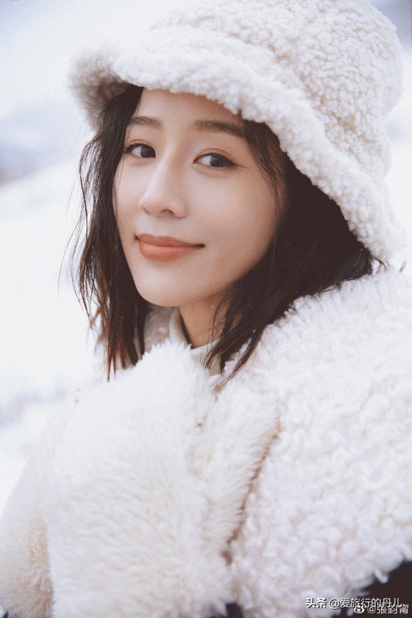 張鈞蜜雪地拍美照，身穿黑色大衣戴白色毛絨圍巾，溫柔又甜美