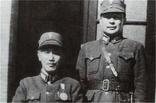 1947年蔣介石秘訪延安，坐矮凳睡毛主席的窯洞，那晚他徹夜未眠