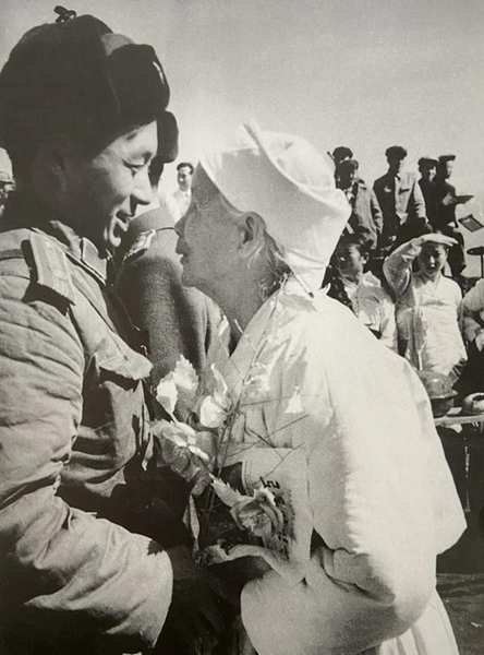 1955年毛岸英遷葬，朝鮮老婦：這是我兒子，誰也不能遷！她是誰？