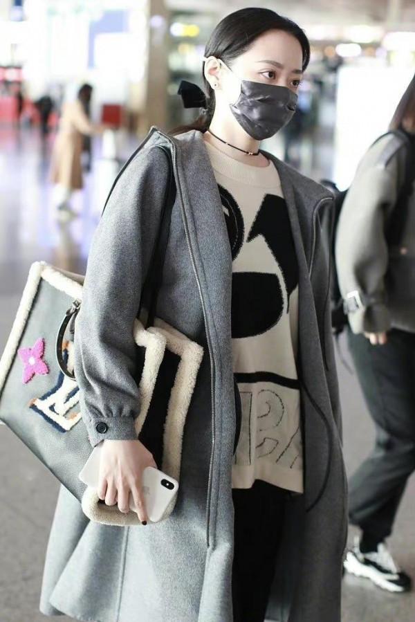 張靚穎真是越來越時尚,穿灰色長款外套走機場,素顏也美出新高度 張靚穎真是越來越時尚,穿灰色長款外套走機場,素顏也美出新高度