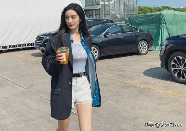 楊冪也太愛美了！大冷天穿黑絲襪配棒球服，要風度不要溫度真窈窕