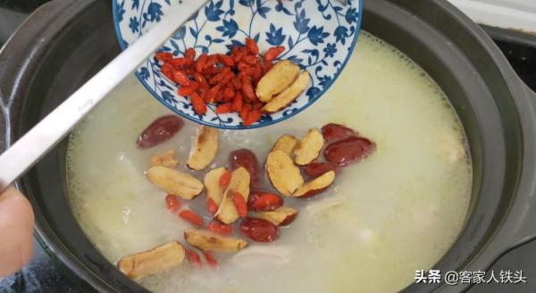 廣東豬肚湯好喝有訣竅？別老一套煲，這樣搭配，湯色奶白營養味美