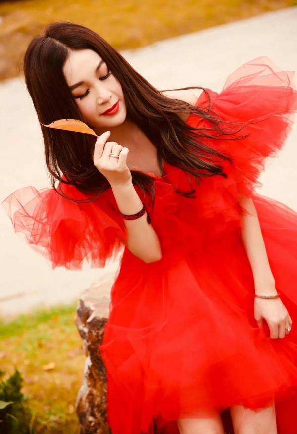 溫碧霞高畫質圖片,紅裙鮮豔,輕盈飄逸,保養得真好 溫碧霞高畫質圖片,紅裙鮮豔,輕盈飄逸,保養得真好