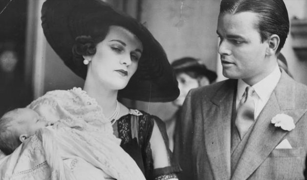 英國醜聞女王，穿搭時尚無比，除了貴賓犬隻有珍珠項鍊陪她到最後