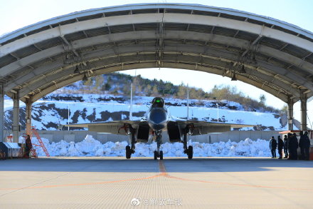 殲-15艦載戰鬥機,雪後出擊 殲-15艦載戰鬥機,雪後出擊