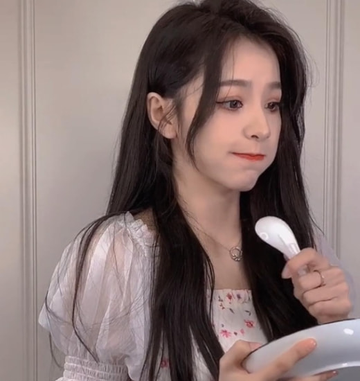 劉思瑤整容“實錘”？整容醫院拿她當成功案例，網友：方臉能整嗎