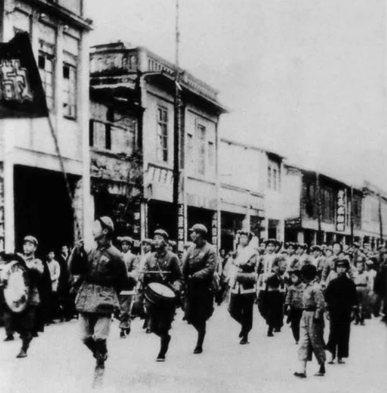 惠安解放軍烈士廟，手機潛艇模型是祭品，廟主：他們生前沒用過