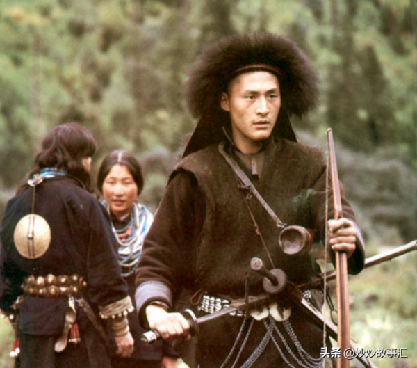 民間故事:獵人上山打獵,遭母猴攔路,下山時抱著一對兒女 民間故事:獵人上山打獵,遭母猴攔路,下山時抱著一對兒女