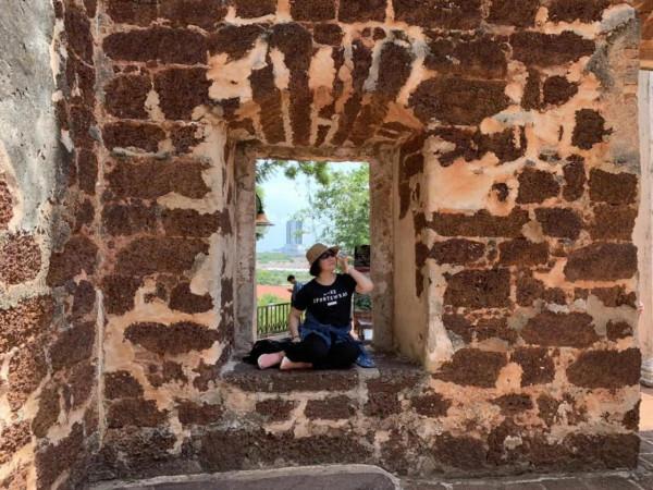 回憶是條悠長的海岸線，風平浪靜的馬六甲海峽