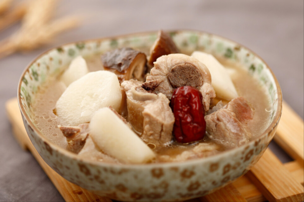 燉骨頭湯，牢記“2不放3竅門”，骨湯鮮美濃郁，越喝越解饞