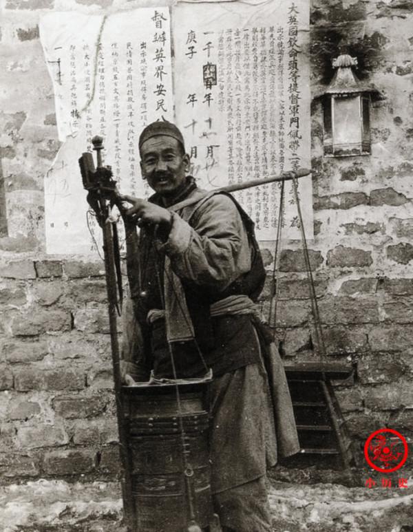 晚清老照片：73歲李鴻章行走靠輪椅，大夫在街頭拔牙工具扔地上