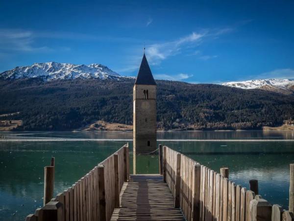 懸疑劇《水上鐘樓》的取景地 雷西亞湖中那孤獨鍾樓的前世今生