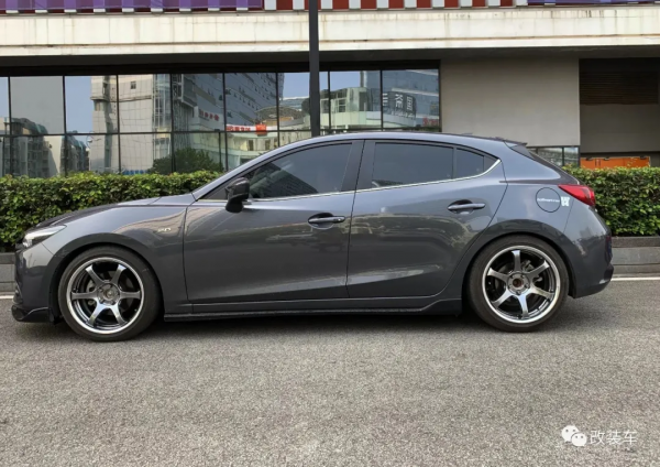 姿態風兩廂馬自達昂克賽拉，趴在地上的&quot&semi;鋼炮&quot&semi;也能很帥