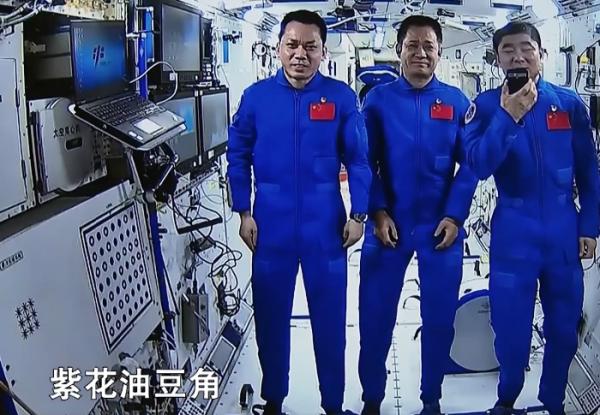 聶海勝說最想吃家鄉的牛肉麵，大師直接去聶海勝弟弟家裡傳授技藝