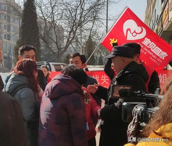 火車站月臺上的離散，六十年後她找到了家人，弟弟攙扶著姐姐回家