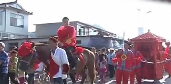 澳洲白富美遠嫁中國小夥，驚動全村近千人圍觀，今因疫情分居兩地