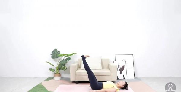 黃奕這是整殘了嗎？歪嘴臉僵硬變形還香腸嘴，太雷人了