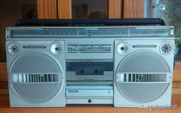 這是來自1985年生產的飛利浦 PHILIPS D8134 立體聲收音機 盒式錄音機