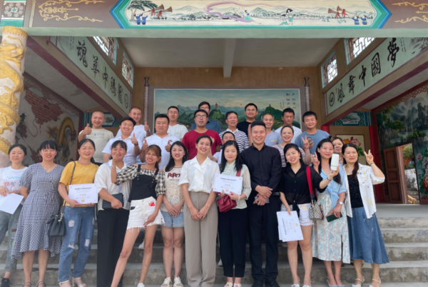 “我在家鄉挺好的！”可宅可浪、教人直播、躺平掙錢，這屆年輕人愛上回農村