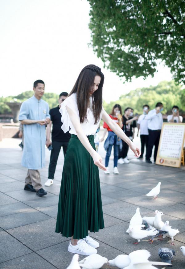 不愧是十多天練出馬甲線的人,李若彤穿人像掛脖裙,鎖骨太凸出了 不愧是十多天練出馬甲線的人,李若彤穿人像掛脖裙,鎖骨太凸出了